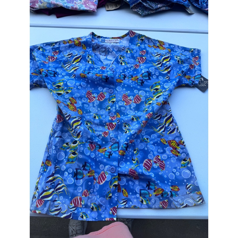 Best Medical Wear Blue Tropical Fish Print Scrub Top Button Front Cotton XS NWT